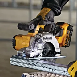 Пила циркулярная аккумуляторная DeWalt DCS373NT-XJ (без аккумулятора) flexmag.md