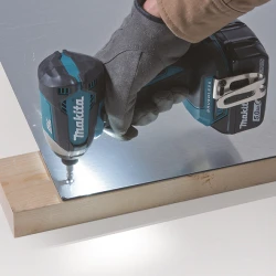 Masina de insurubat cu acumulator si impact Makita DTD153Z flexmag.md