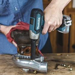 Masina de insurubat cu acumulator si impact Makita TW141DZ flexmag.md