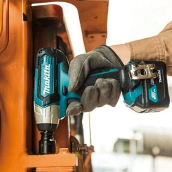 Masina de insurubat cu acumulator si impact Makita TW141DZ flexmag.md